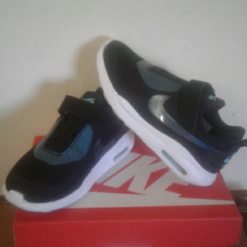 Air Max Oketo Sneakers by Nike